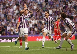 Trilli se lamenta tras anularse su gol, con Garri y Xavi Moreno aún celebrando.