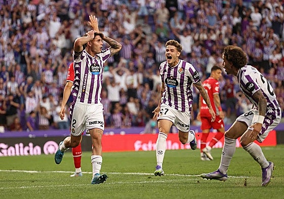 Trilli se lamenta tras anularse su gol, con Garri y Xavi Moreno aún celebrando.