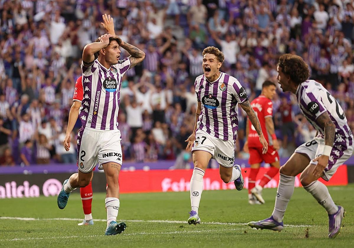 Trilli se lamenta tras anularse su gol, con Garri y Xavi Moreno aún celebrando.