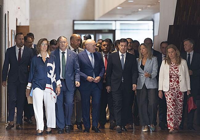 Procesión de cargos del PP en Castilla y León arropando al presidente Mañueco de camino al hemiciclo.