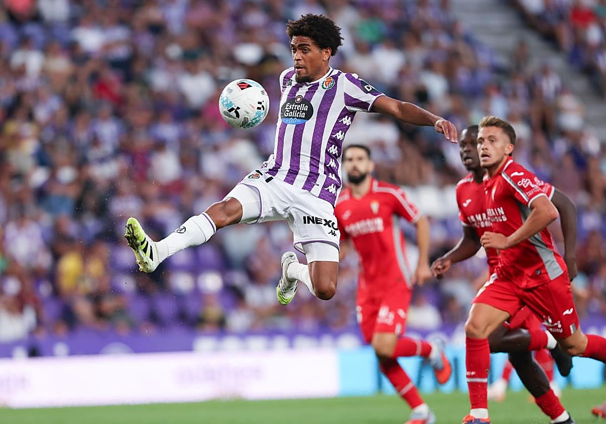 Ponceau pincha un balón en el aire.