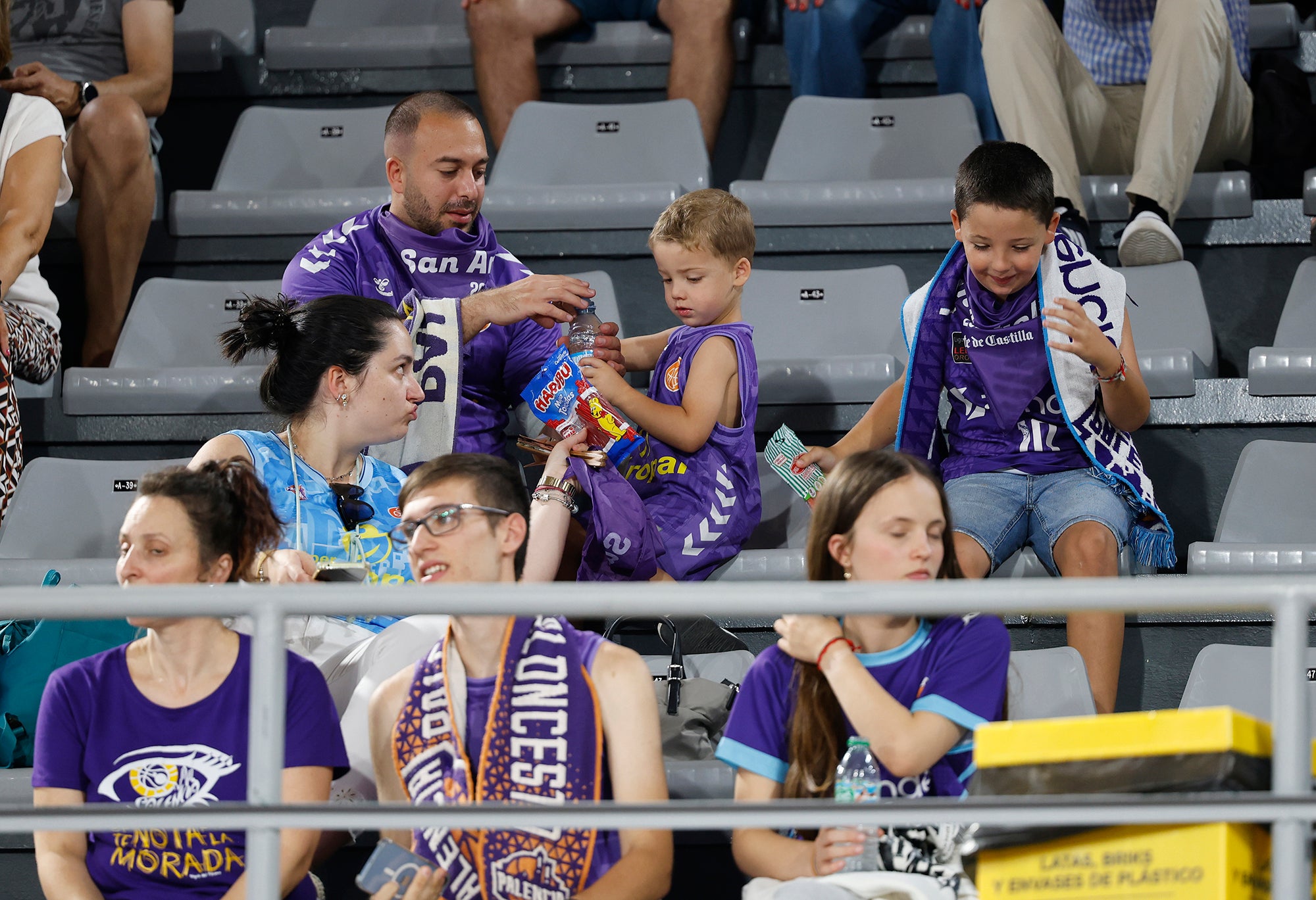 Búscate en las gradas del Super Agropal Palencia - Sporting Clube Portugal