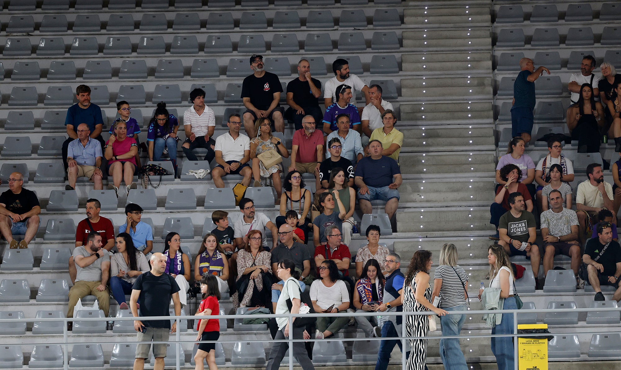 Búscate en las gradas del Super Agropal Palencia - Sporting Clube Portugal