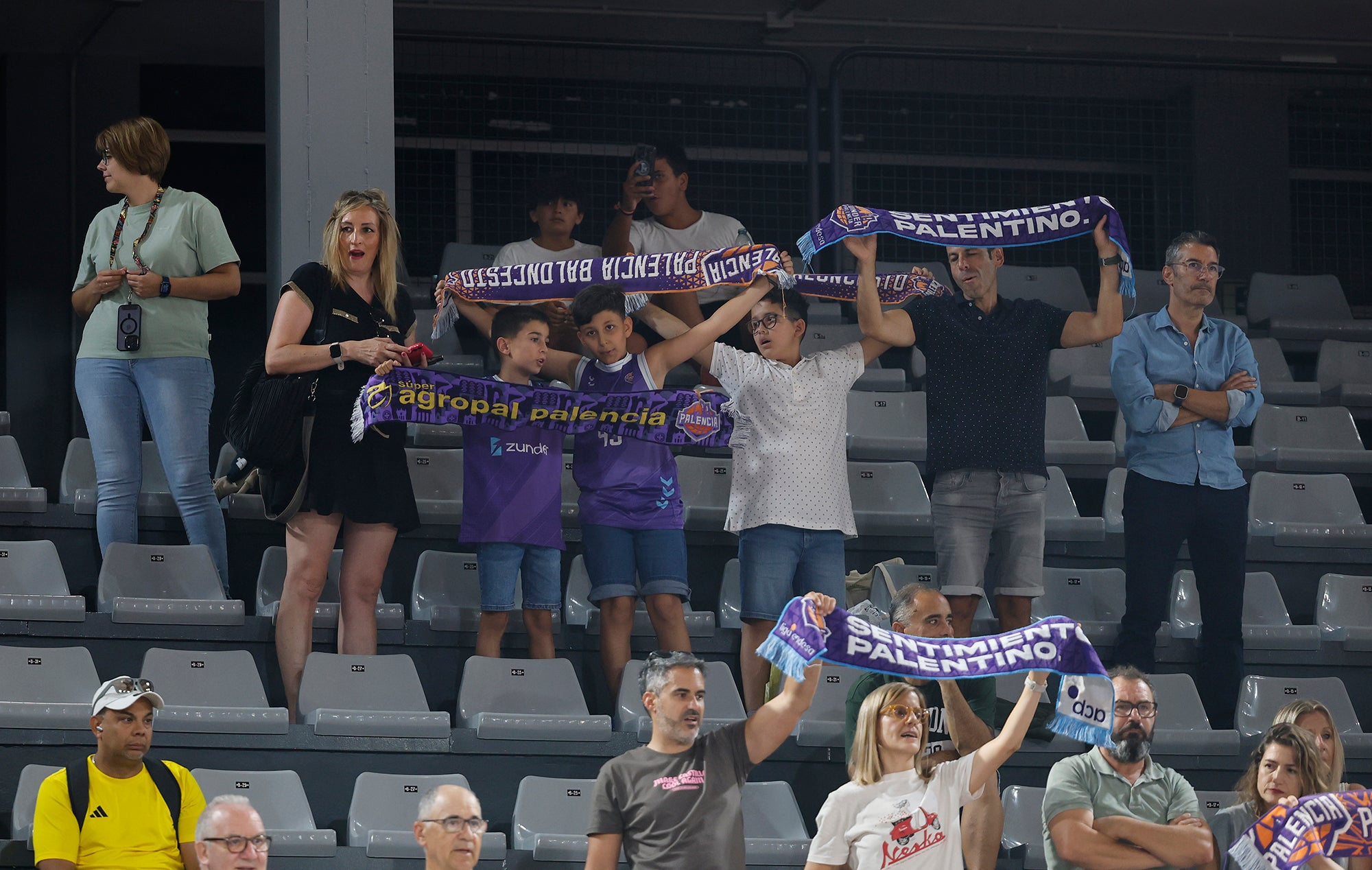 Búscate en las gradas del Super Agropal Palencia - Sporting Clube Portugal