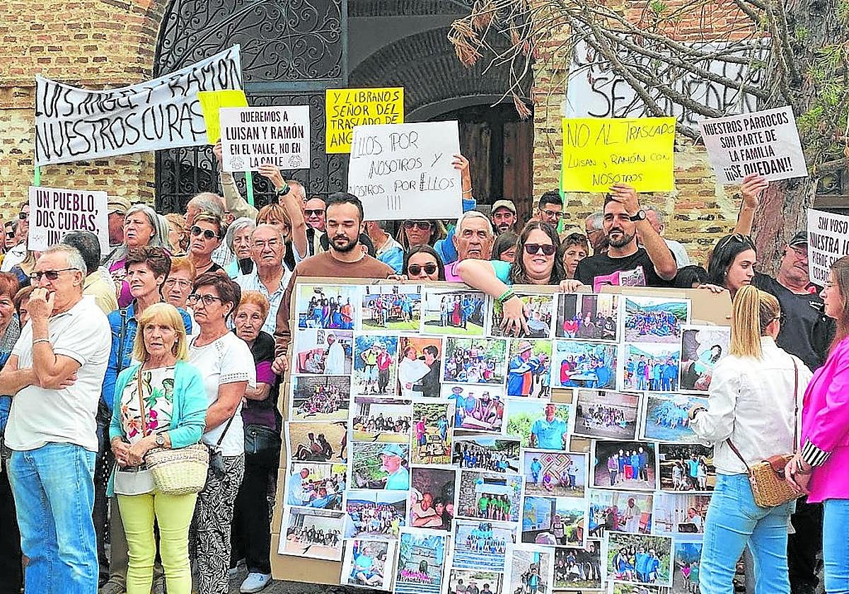 Los vecinos exhiben pancartas y fotografías para exigir que se mantenga a los párrocos.