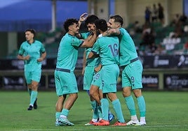 Los jugadores de la Gimnástica Segoviana celebran uno de los goles frente al Moscardó.