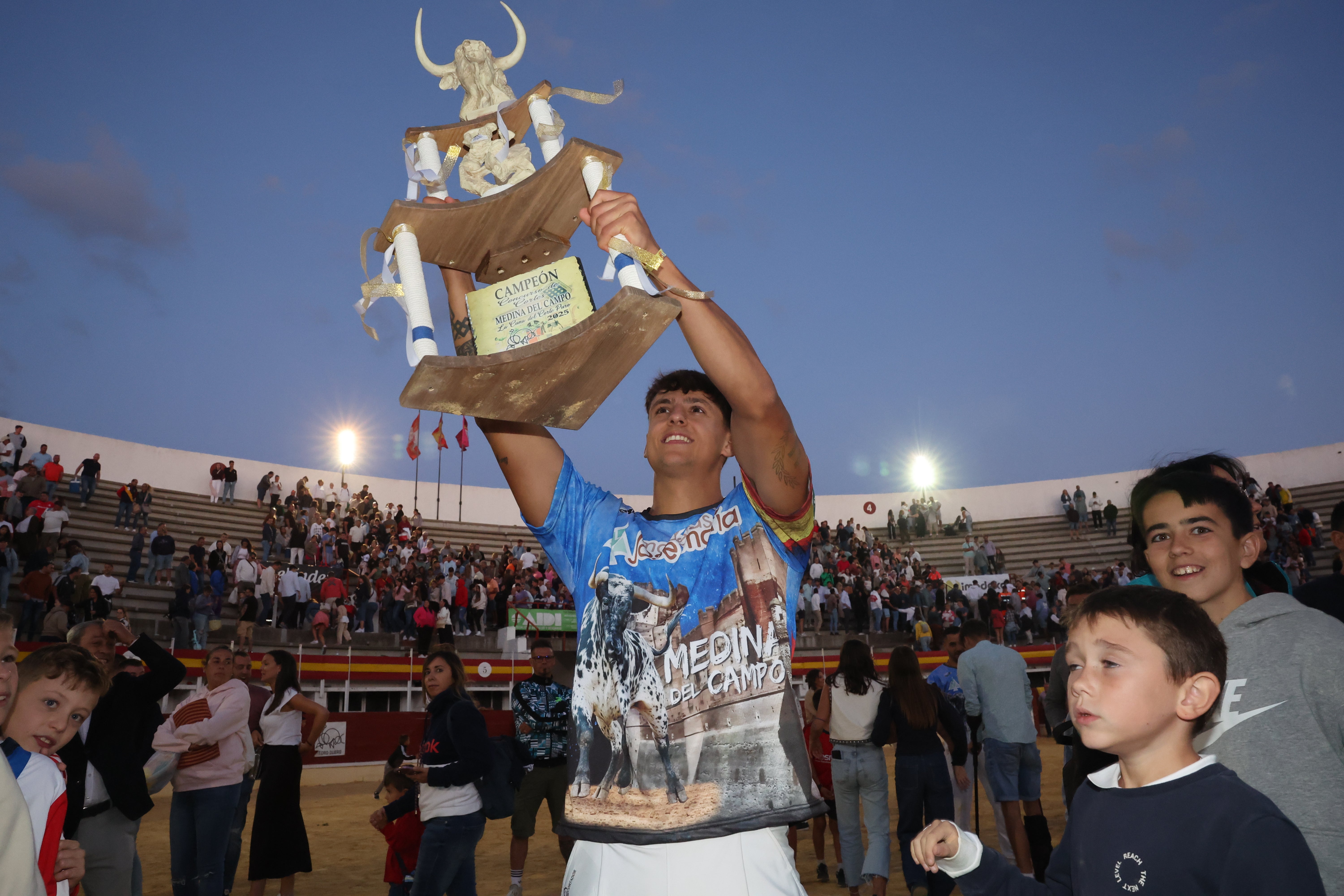 El triunfador del concurso, Diego Calores, alza el trofeo.