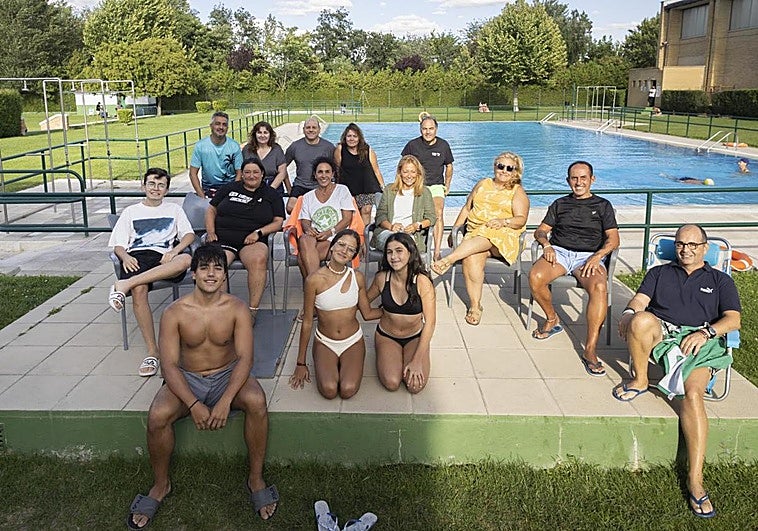 Bañistas en la pisicina municipal del barrio de La Rondilla