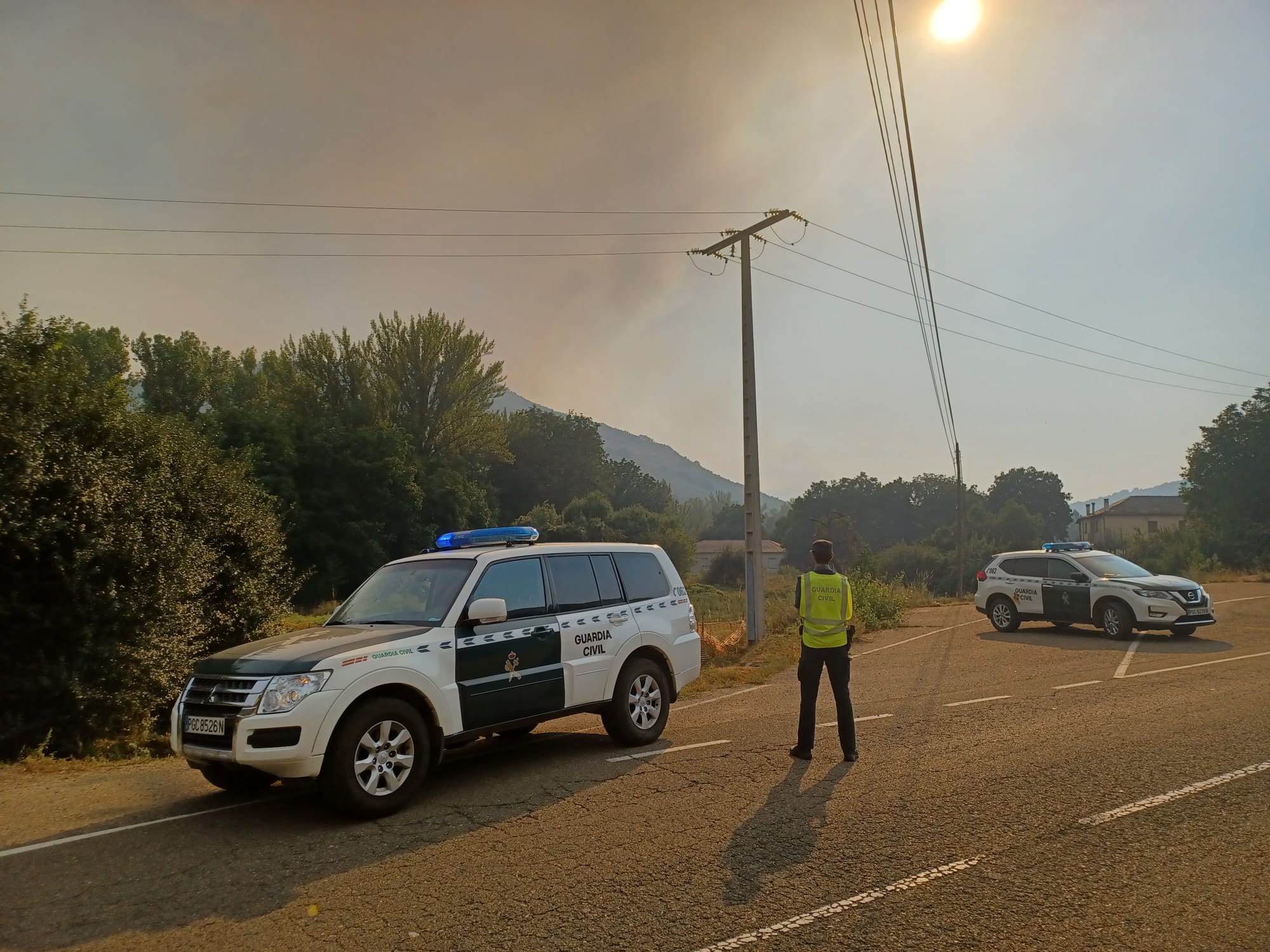Efectivos de la Guardia Civil en Quintanilla de Losada (León), próxima a uno de los últimos focos que se han originado en la provincia.