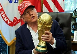 Trump, el pasado 22 de agosto con la copa de campeones de fútbol de la FIFA.