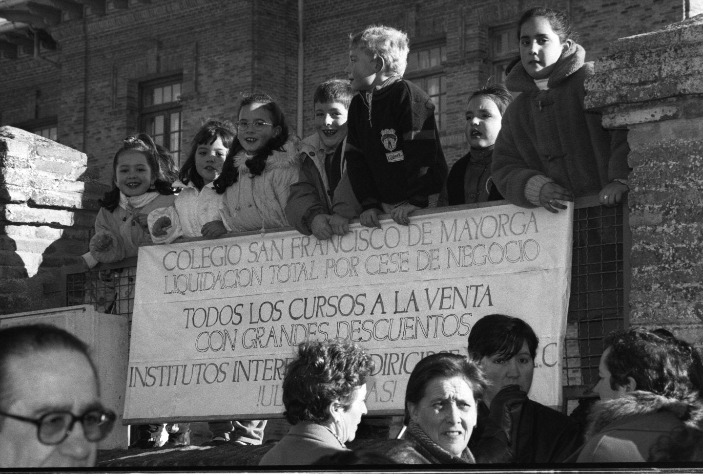 Concentración de protesta por el traslado de estudiantes de Educación secundaria. 10 de febrero de 1996.