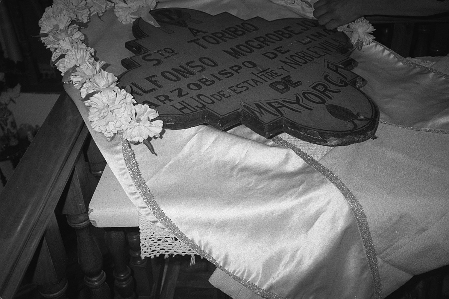 Estandarte para la noche de los pendejos en las fiestas de la localidad. 18 de septiembre de 1998.