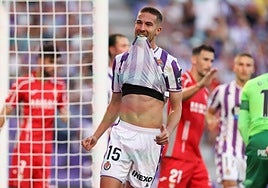 Tomeo se lamenta tras un remate de cabeza repelido por el meta visitante.