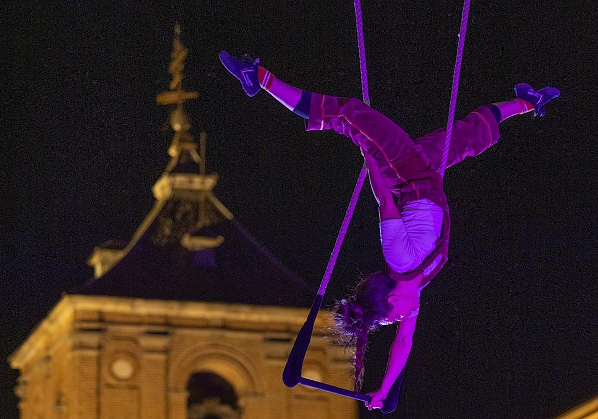 Equilibrios aéreos en uno de los espectáculos presentados en Ávila.