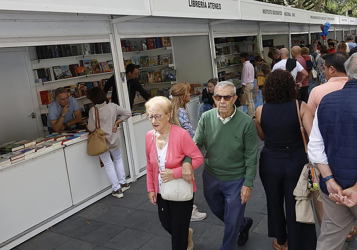Feria del Libro en el Paseo del Salón, este domingo.