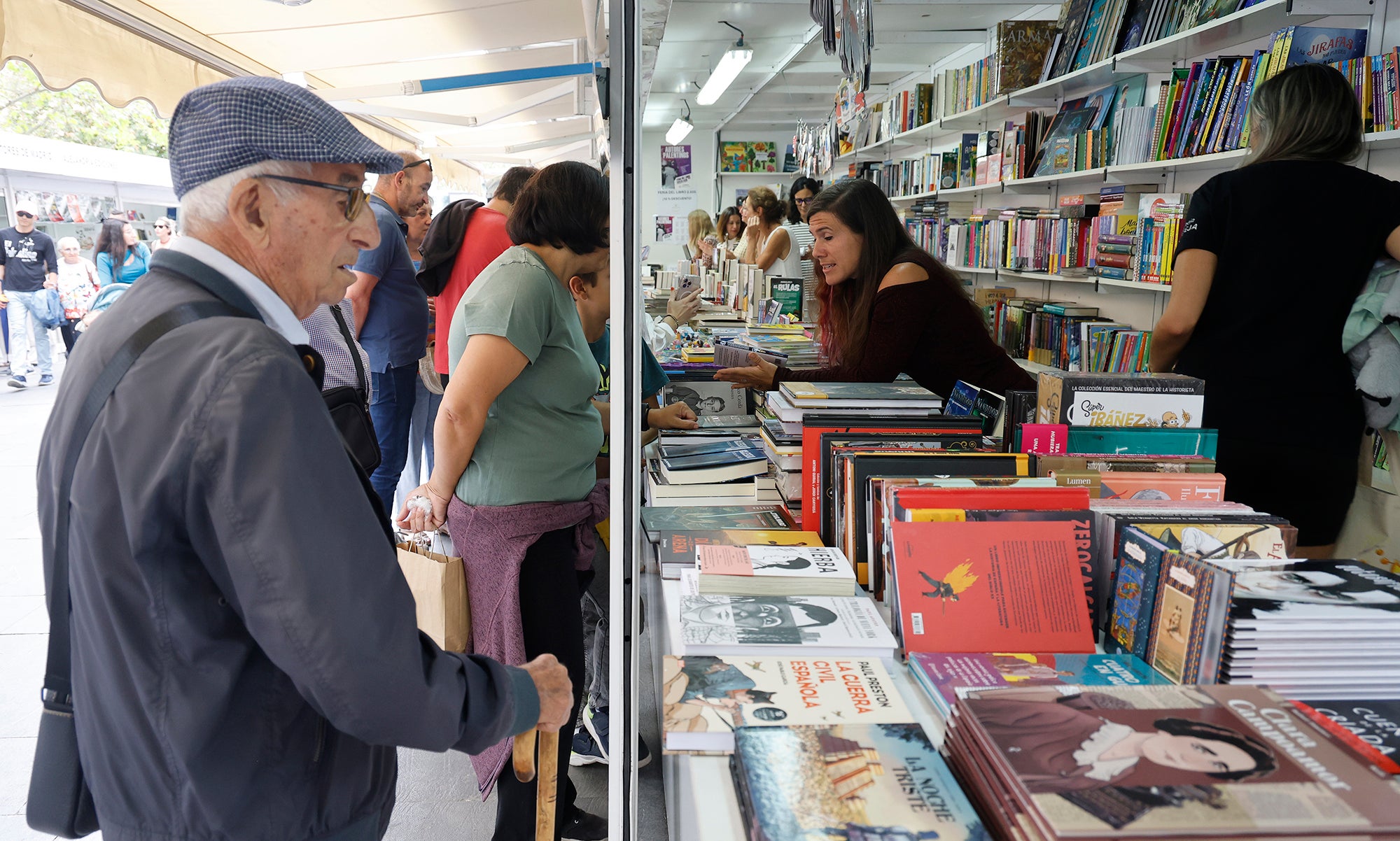 La Feria del Libro llena el Salón de literatura e historias