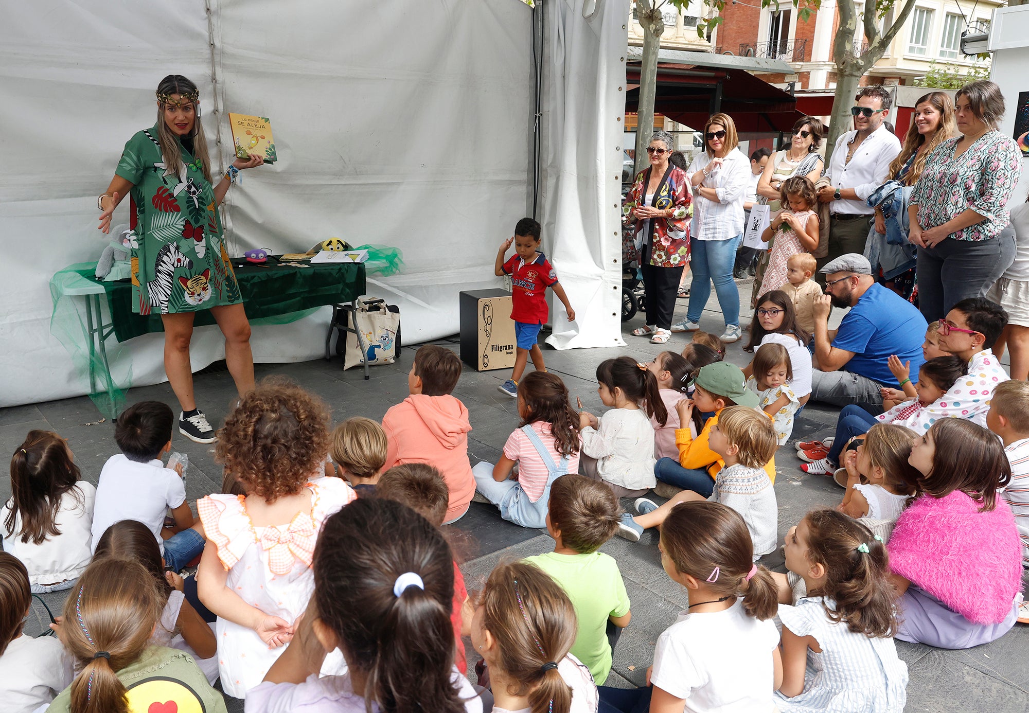 La Feria del Libro llena el Salón de literatura e historias