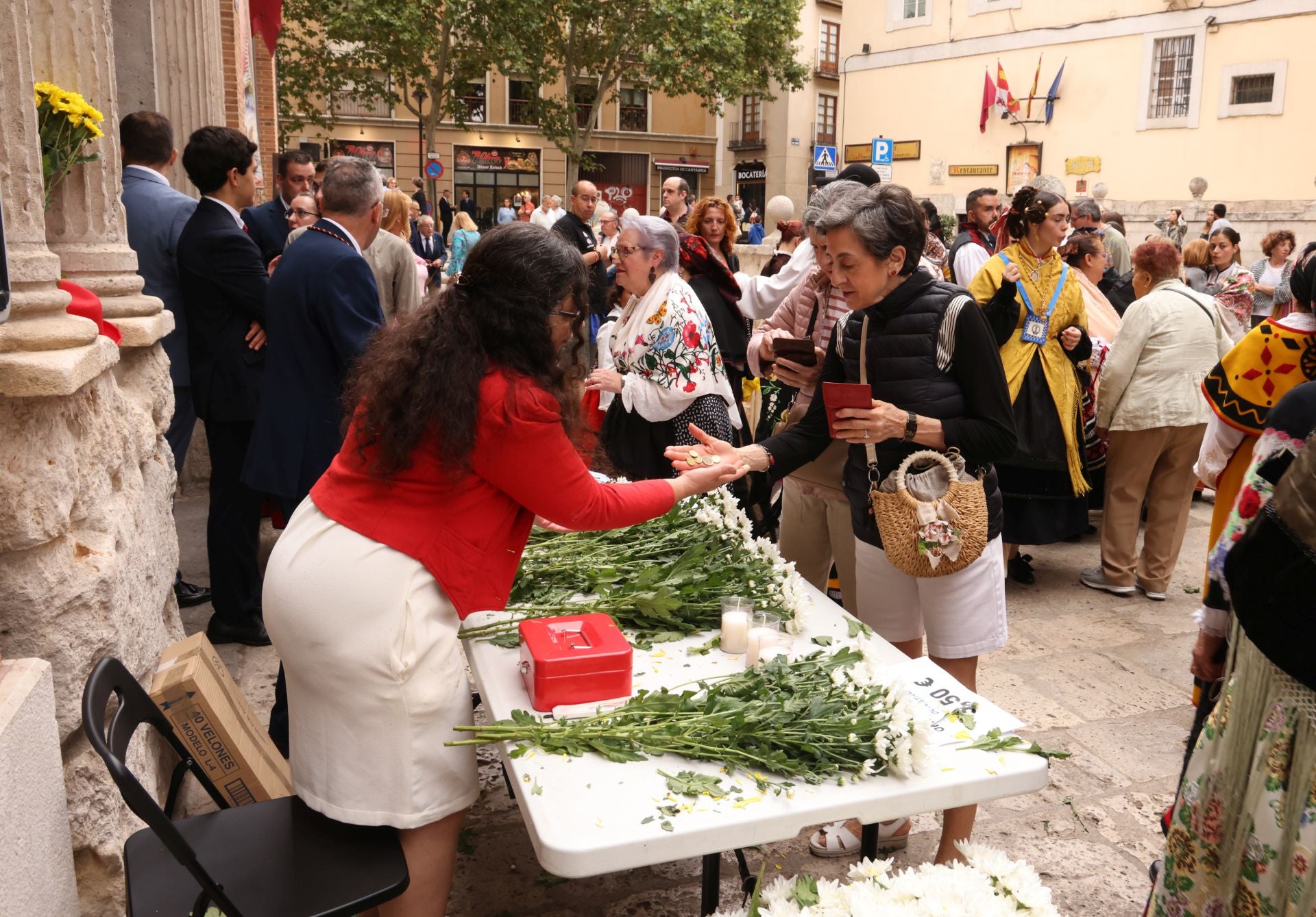Ofrenda floral y misa en honor a la Virgen de San Lorenzo, patrona de Valladolid
