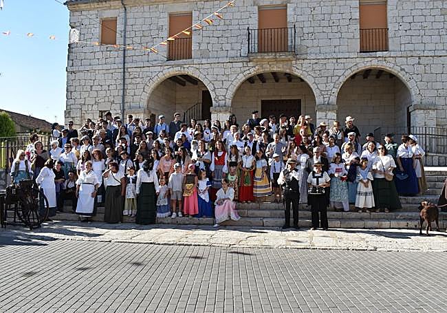 Figurantes posando en la iglesia parroquial de Villanubla junto a La Charambita
