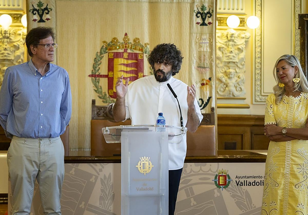 José María Esbec, en su presentación como gerente del Teatro Calderón, junto a la concejala de Educación y Cultura, Irene Carvajal.