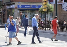 Peatones en la calle Puente Colgante, este lunes al mediodía.