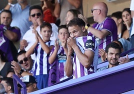 Mathis Lachuer besa el escudo del Real Valladolid durante su presentación por sorpresa en el estadio.
