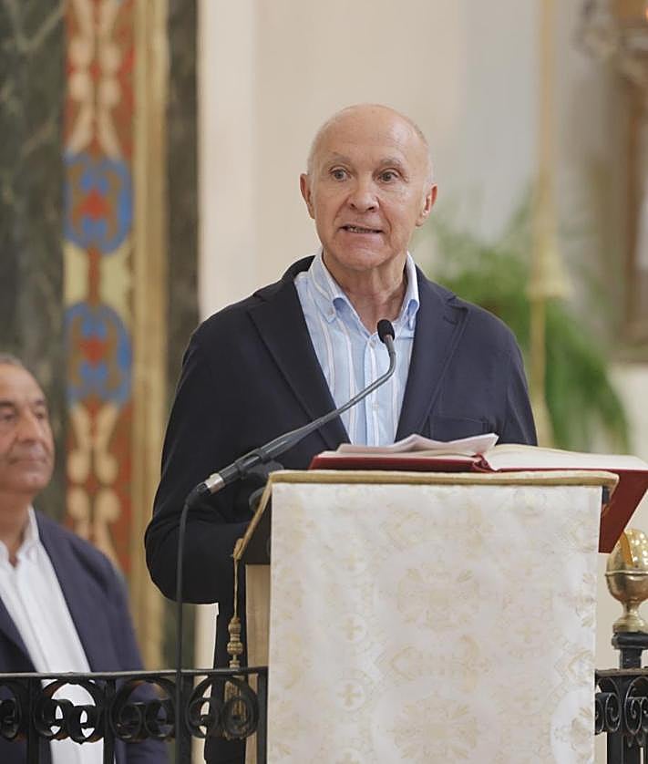 Imagen secundaria 2 - Tres momentos de la despedida del párroco, en la que también intervino el expresidente de la Diputación y exdelegado del Gobierno, Ramiro Ruiz Medrano, que fue alcalde de Renedo.