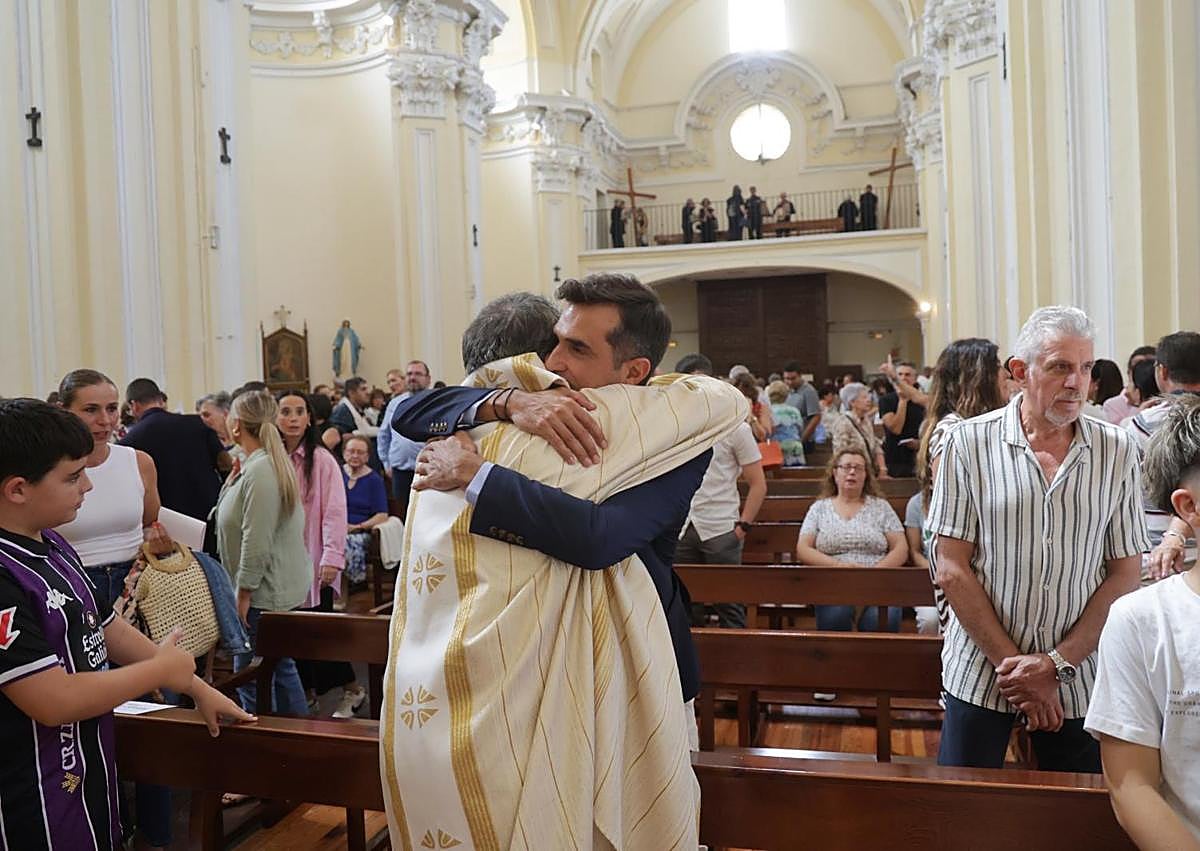 Imagen secundaria 1 - Tres momentos de la despedida del párroco, en la que también intervino el expresidente de la Diputación y exdelegado del Gobierno, Ramiro Ruiz Medrano, que fue alcalde de Renedo.