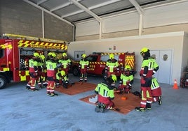 Los cabos-jefes del servicio provincial de extinción de incendios comprueban el material.