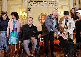 Carnero, durante la presentación de las medidas de accesibilidad, junto con los representantes de diferentes entidades.