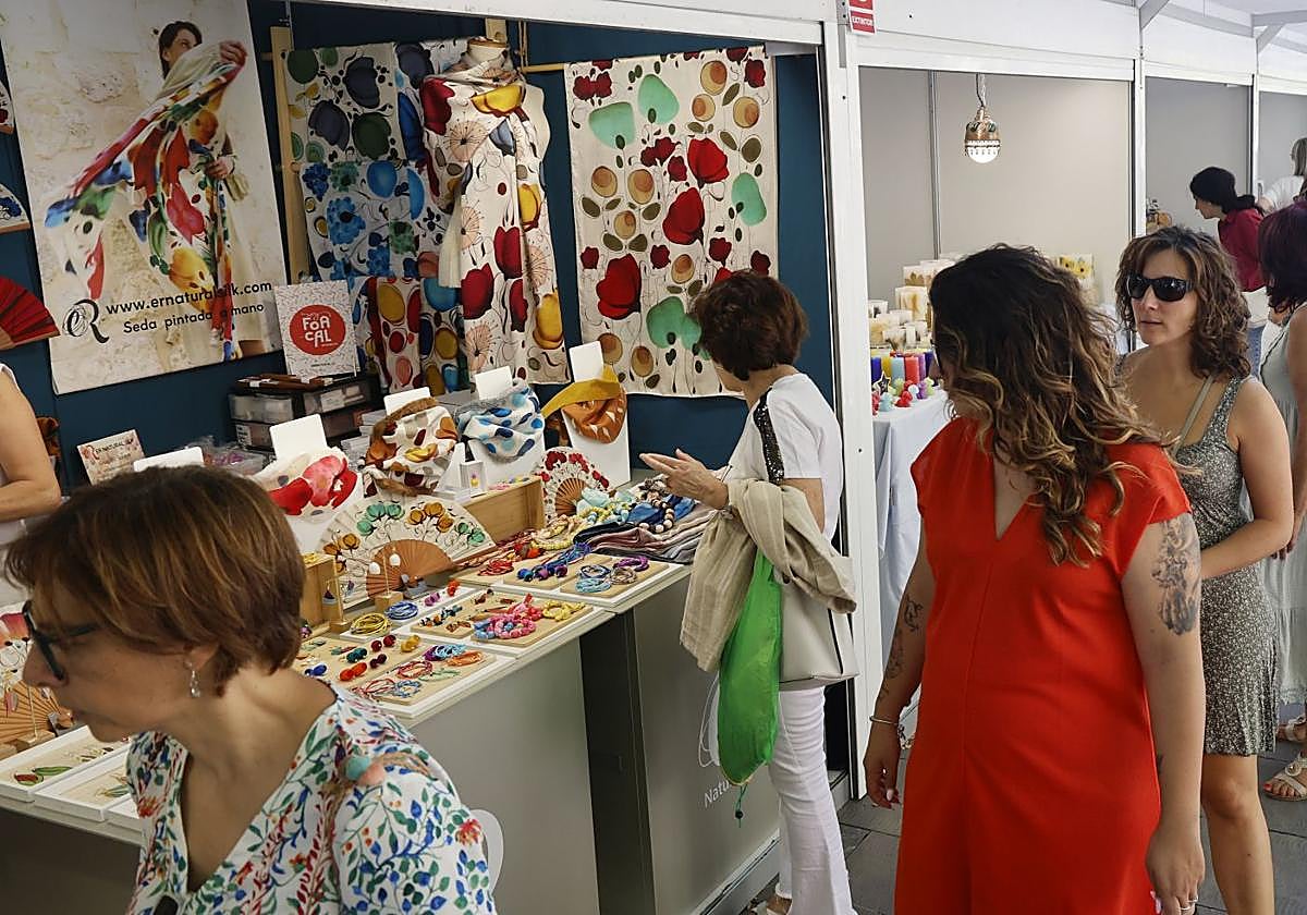 Puestos de la Feria de Artesanía, ayer durante la segunda jornada del mercado en el parque del Salón.