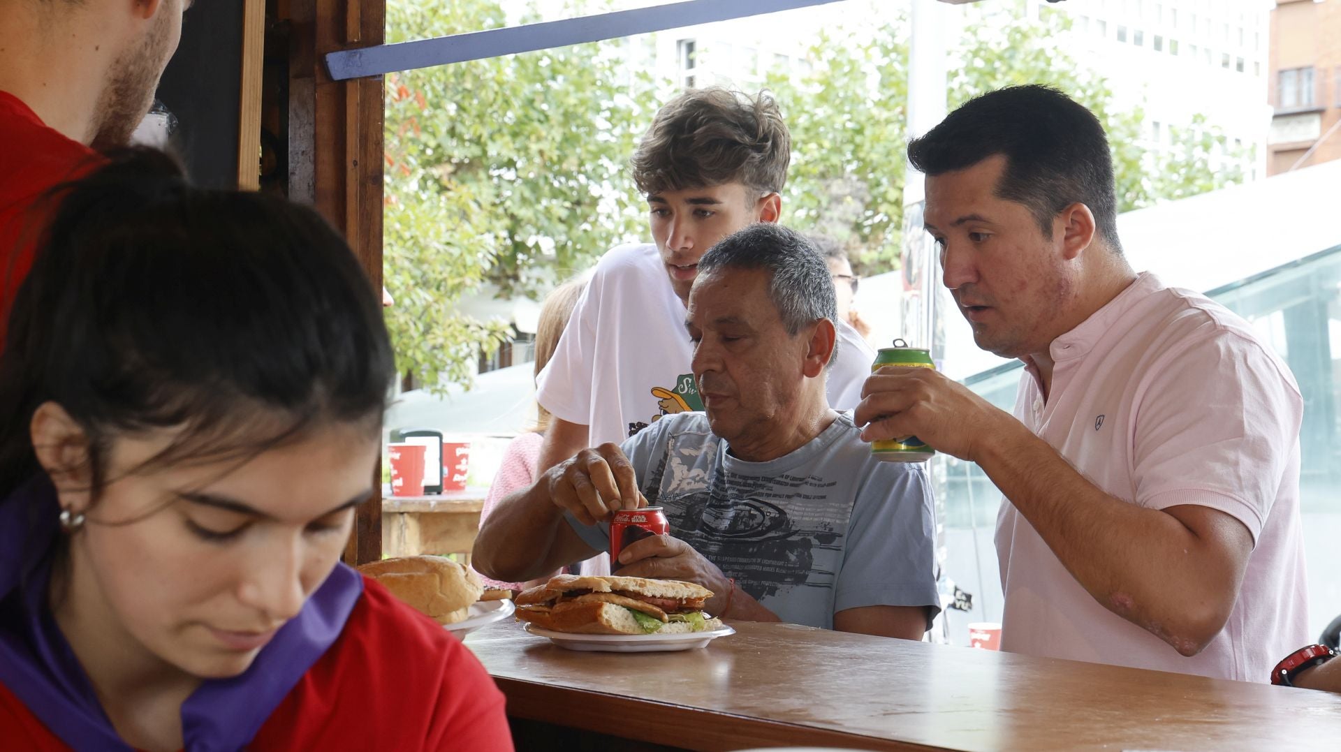 La oferta gastronómica de San Antolín llena las calles de gente