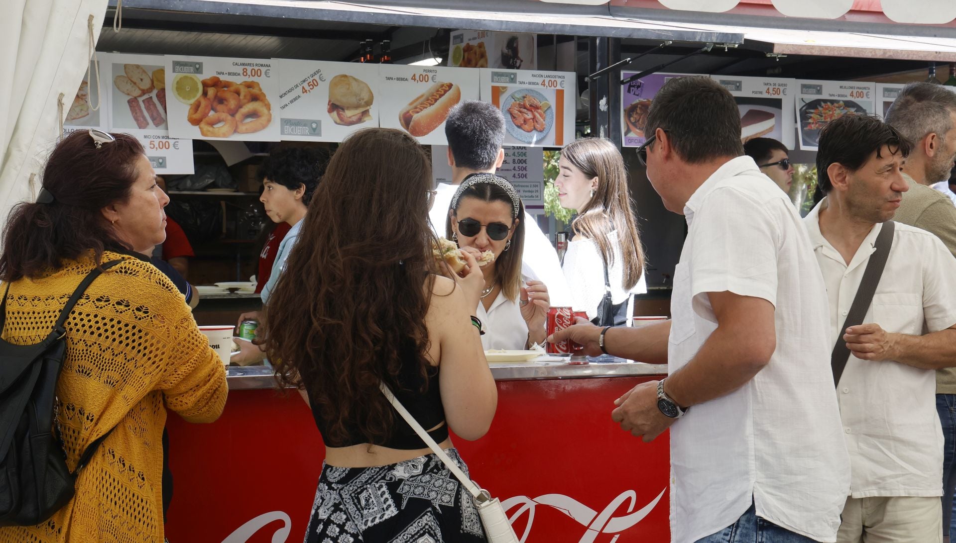 La oferta gastronómica de San Antolín llena las calles de gente