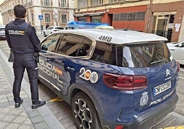 Patrulla de la Policía Nacional junto a la comisaría de San Pablo.