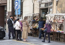 Varias personas esperan su turno para comprar en una frutería próxima a la Plaza Mayor.