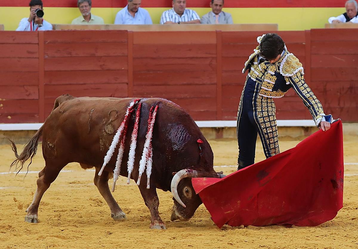 Castella se gusta en el toreo natural.