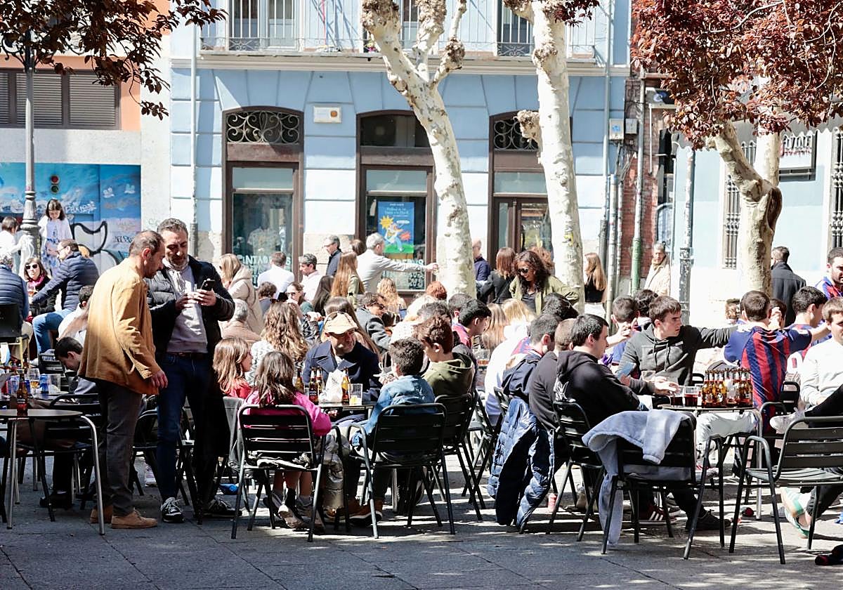 Ambiente en una de las terrazas de Cantarranas.