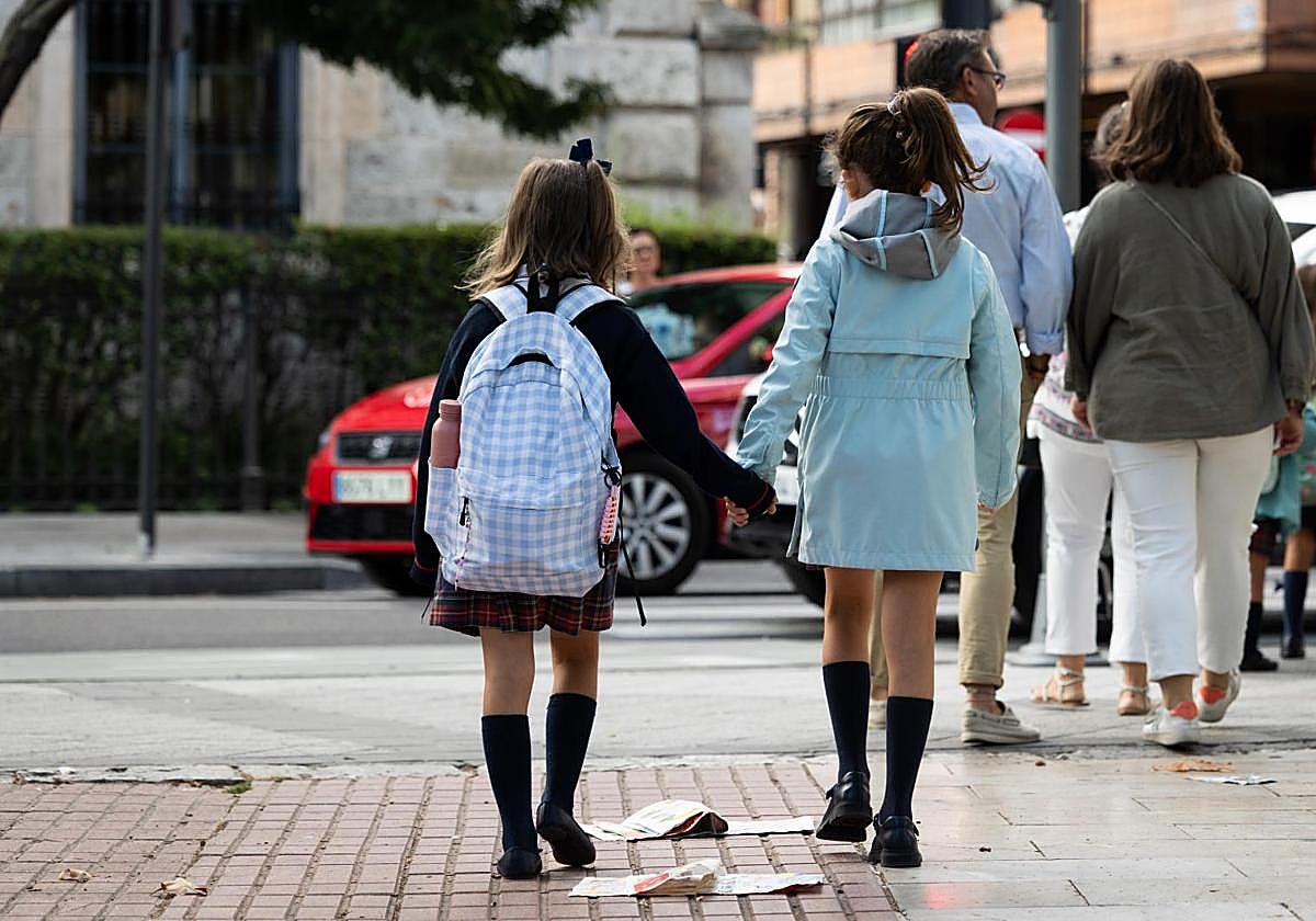 Dos niñas caminan al colegio durante el primer día de clases del curso pasado.