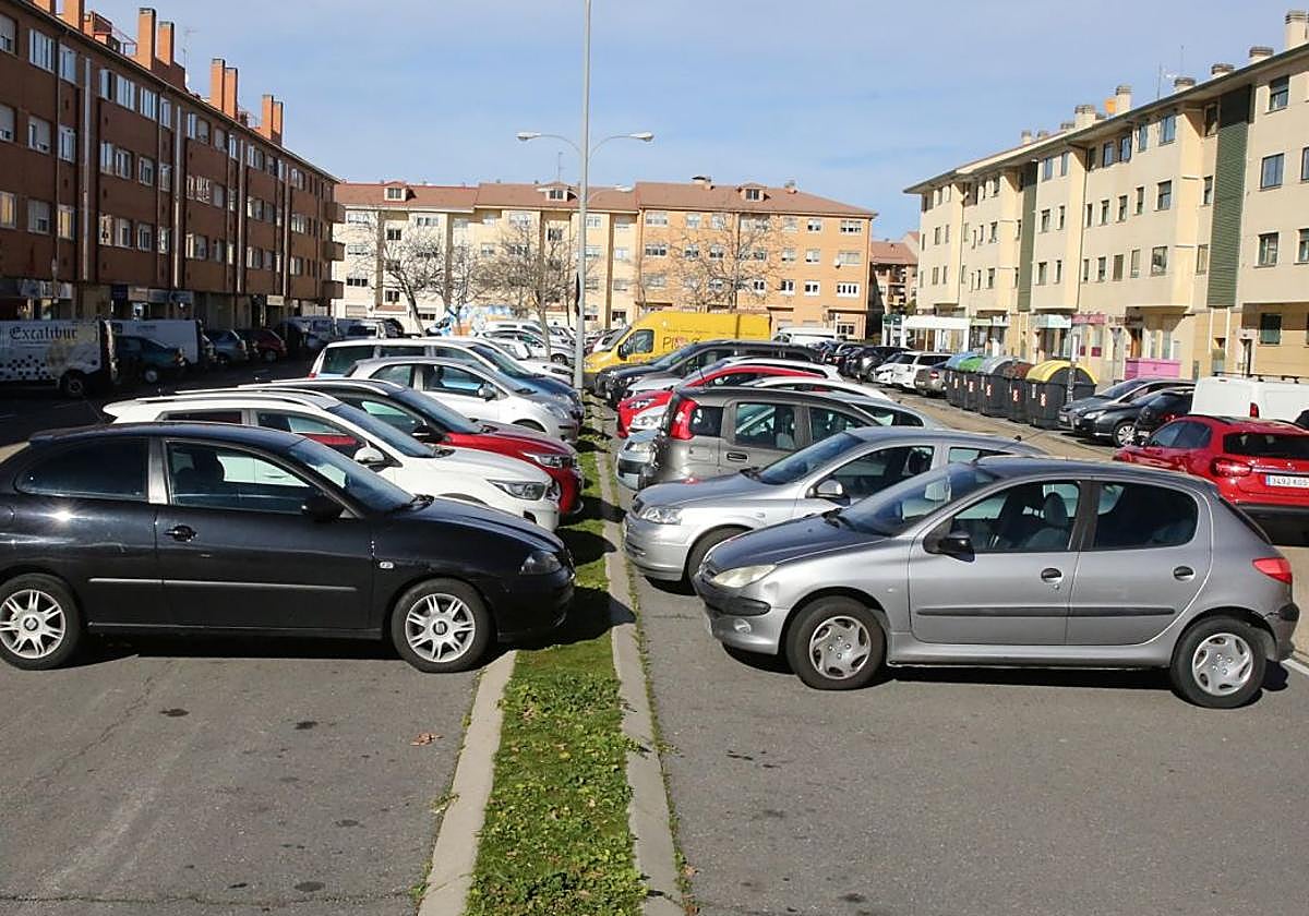 Coches aparcados en la plaza Tirso de Molina de Nueva Segovia.