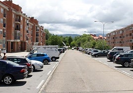 Coches aparcados en la plaza Fernando de Rojas de Nueva Segovia.