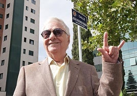 El dibujante de cómic Jesús Redondo Román junto a la placa de la calle que le han dedicado.