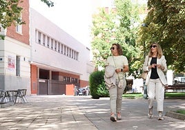 Dos mujeres caminan por el nuevo espacio peatonal de la plaza de San Juan y, al fondo, el colegio San José.