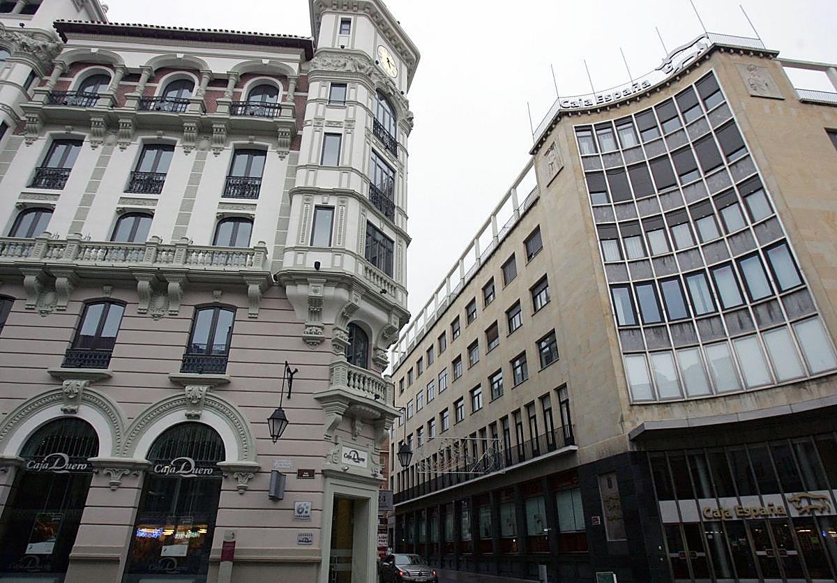 Oficina central de Caja Duero (i) en Palencia, junto a la calle Mayor y frente a ella, la vieja oficina central de Caja Palencia, hoy sucursal de Caja España.