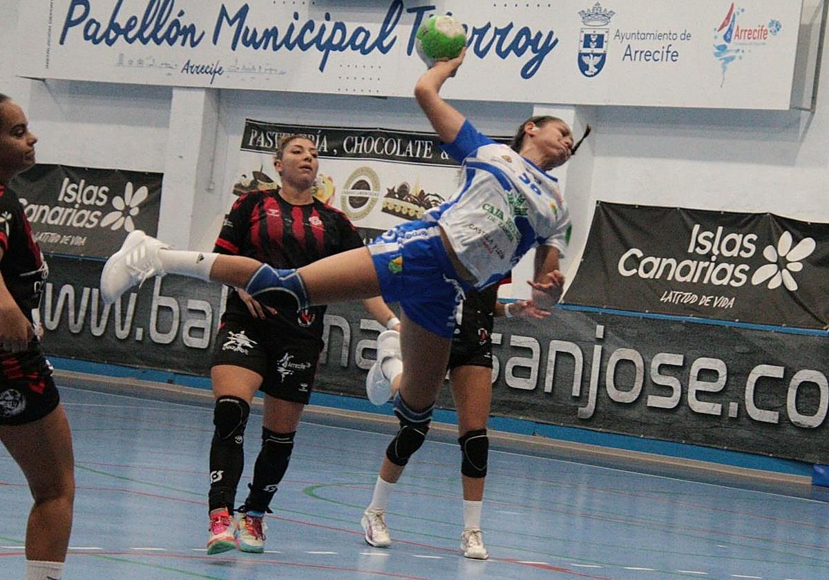 Monteaguado, una de las destacadas en el debut en Lanzarote, culmina una acción ofensiva.