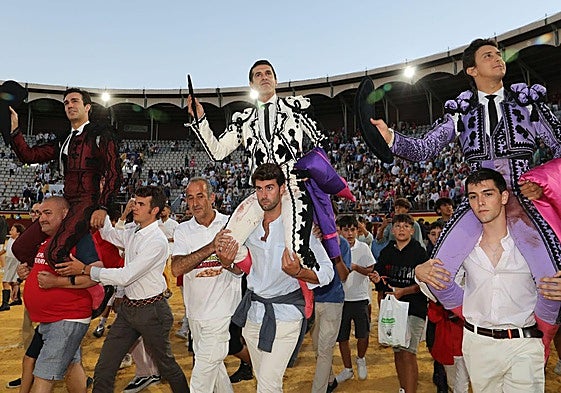 Salida a hombros de los tres matadores del coso de Campos Góticos.