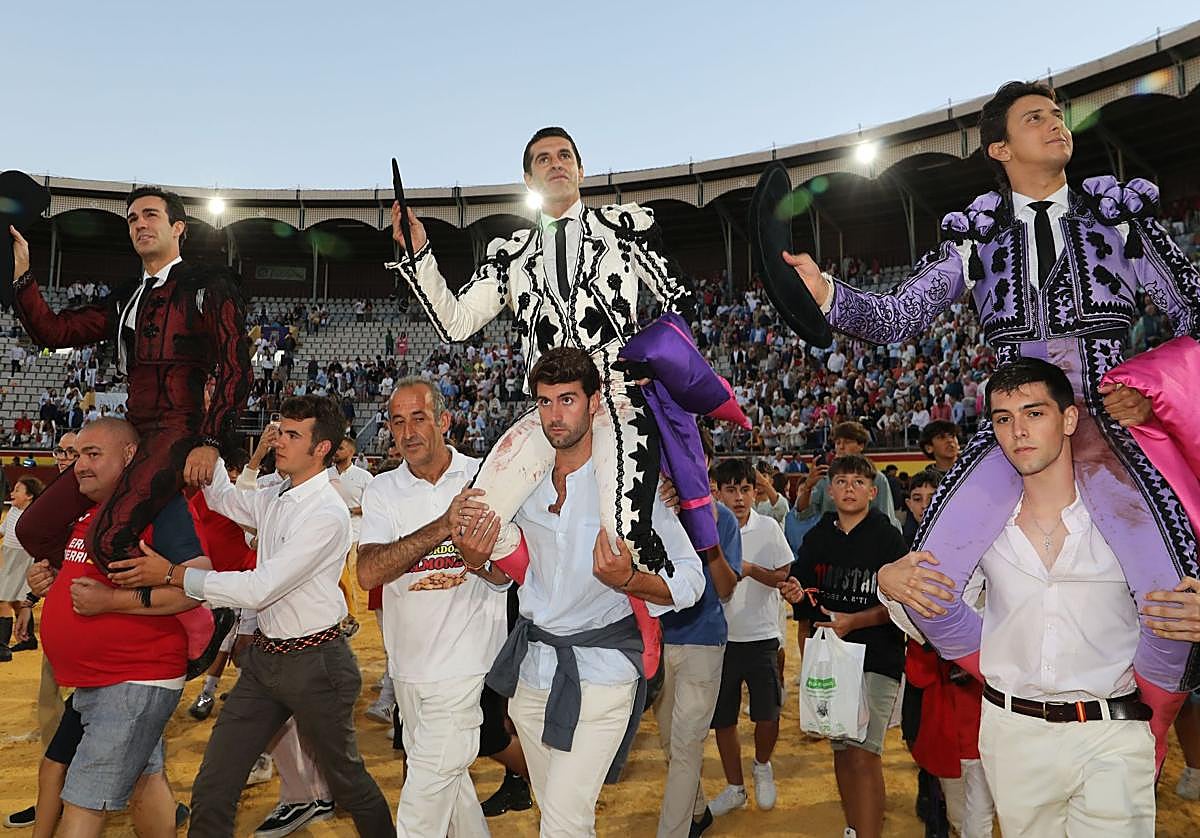 Salida a hombros de los tres matadores del coso de Campos Góticos.