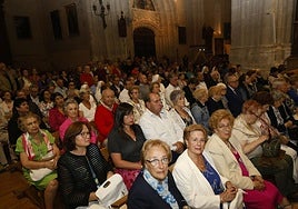 Fieles en la eucaristía por San Antolín oficiada por el obispo de Palencia, este martes en la Catedral.