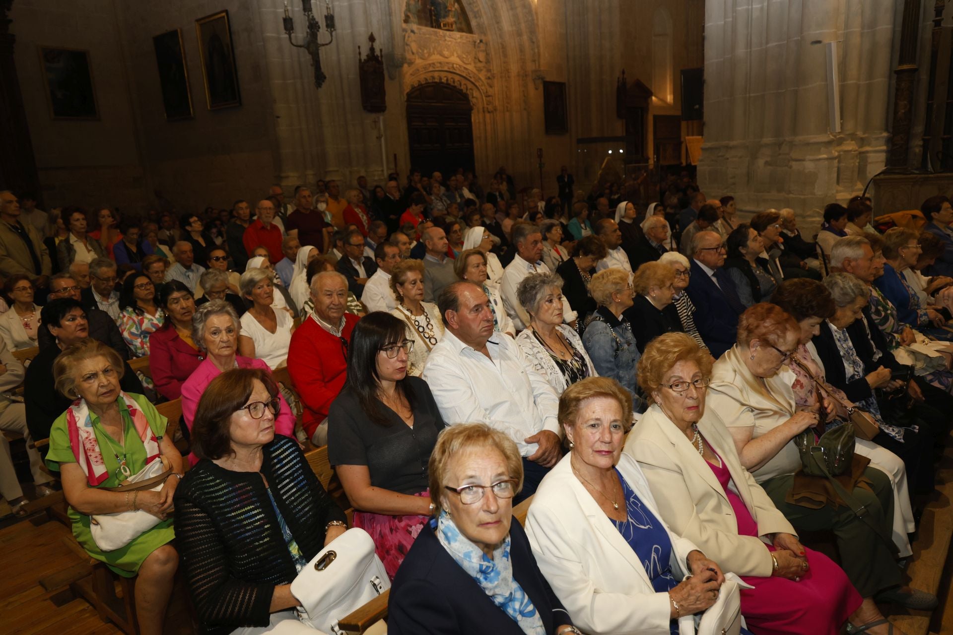 Fieles en la eucaristía por San Antolín oficiada por el obispo de Palencia, este martes en la Catedral.