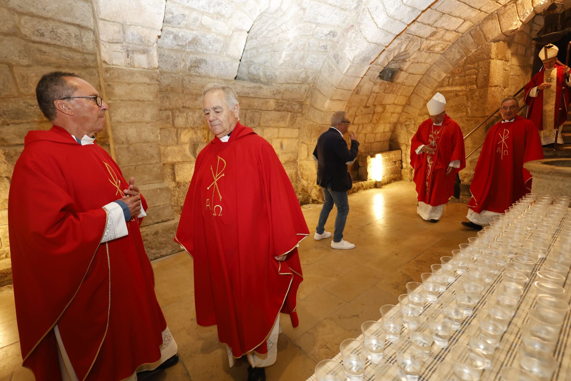 Largas colas para bajar a por el agua bendita a la cripta de San Antolín