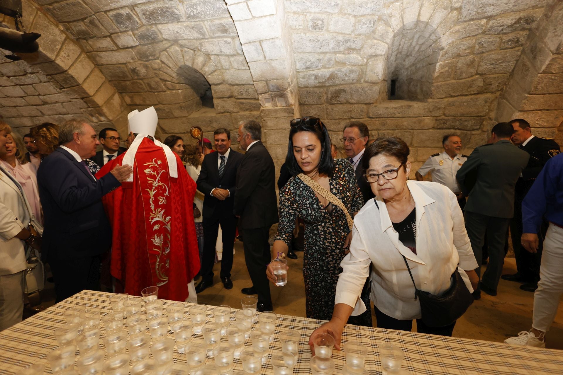 Largas colas para bajar a por el agua bendita a la cripta de San Antolín